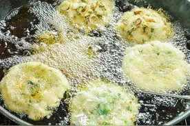福建人都爱吃的海蛎饼，原来做法这么简单，外酥里嫩，馅料丰富！图片