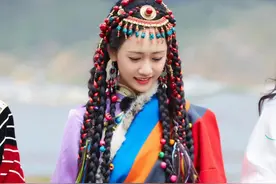 妻子团都穿藏服，刘芸个性，鲍蕾陈乔恩气质，苗苗搭长卷发好温柔图片