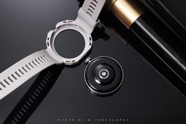 �ܴ�һ���̫���ģ���Ϊ�׿�ɻ����������ֱ�WATCH GT Cyber����