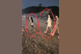 李小璐带女儿到沙滩散步，一双大长腿白到发光，中途被小鲜肉搭讪图片