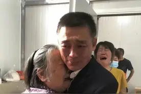 青海男子时隔57年寻回亲生父母，母亲哭诉“我亏欠你了”图片
