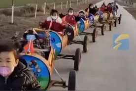 男子用油漆桶和拖拉机自制小火车，天天带村里孩子免费玩，当事人：想给孩子一个快乐的童年图片