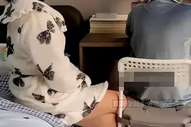 荒唐的母爱：儿大要避母！儿子上大学，妈妈却仍要与其同睡图片