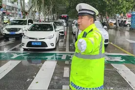 轻伤不下火线 南阳一名交警的节日坚守图片