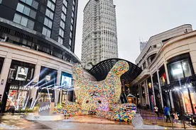 静安街头有一只巨型十米的“倒立兔”！听说特别可爱→图片