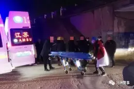 混乱中，这个靖江男子在KTV拿起了酒瓶图片
