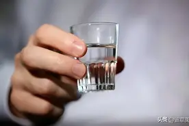 饭局切忌用左手敬酒，懂行的人非常避讳，左手被称为“祭祀手”图片