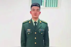 兵哥哥展示硬核衣物收纳术图片