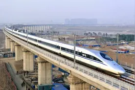 中国高铁时速400公里，每小时耗电9600度，速度那么快如何供电？图片