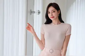 时尚美图：贴肤柔呢粉红佳人镀银半袖裙美女图集图片