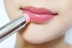 口红是用虫子尸体做的，虫子越多，口红越贵，看完你还敢用口红吗图片