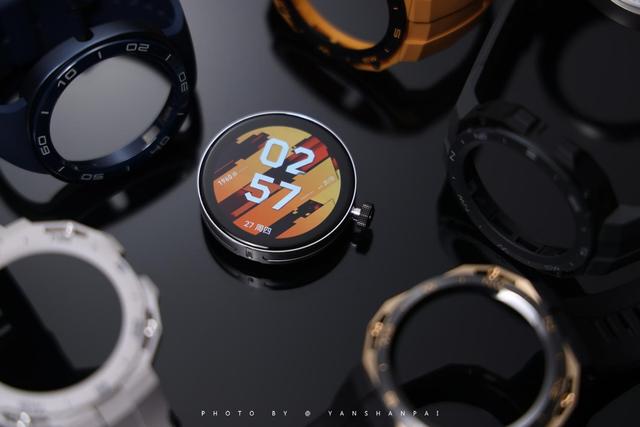 �ܴ�һ���̫���ģ���Ϊ�׿�ɻ����������ֱ�WATCH GT Cyber����