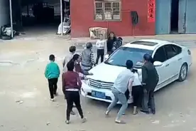 警惕视线盲区！5岁小孩门前玩耍被卷入车底受伤｜五大曝光图片