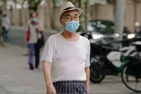 男人到了六七十岁，建议别穿这4种“老头装”，显老土气还很油腻图片