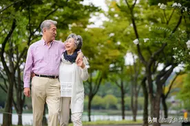 为什么不建议老人打麻将？60岁老人心里话：这种消遣既烧钱又伤身图片