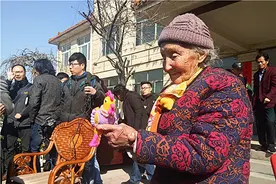 18岁俄罗斯姑娘嫁山东农村借被子当聘礼照顾瘫痪丈夫15年不离不弃图片