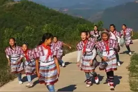 山里的百灵鸟叽叽喳喳图片