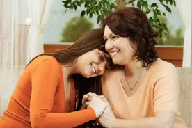 儿媳剖腹产生双胞胎，婆婆只管两顿饭，一年后婆婆半瘫在床，懵了图片