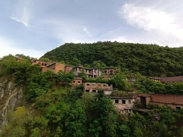 探索四川废弃监狱，发现自由的可贵