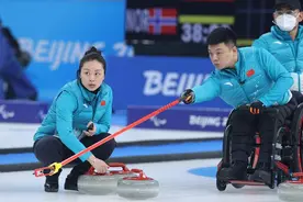 轮椅冰壶巾帼主帅夺冠后幸福落泪，儿子只有8个月时她便毅然离开图片