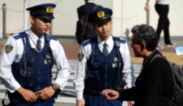 两名日本少女去废弃旅馆探险，之后“人间蒸发”，24年后才被找到