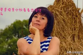 幽默搞笑段子：从前，一个中年妇女在自家门前晒太阳图片