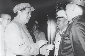 1955年授衔时，许世友觉得自己军衔授低了，周总理一句话让他沉默图片