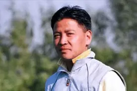 中专小伙终成富豪，因外貌被首富妹妹看上，掌控国美赢65亿身家图片