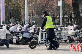 电动自行车围困大学校园 部分高校数以万计，安全隐患重重图片