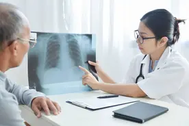 肺气肿是否能治愈？医生：一般不能，但做好这2件事，可控制病情图片