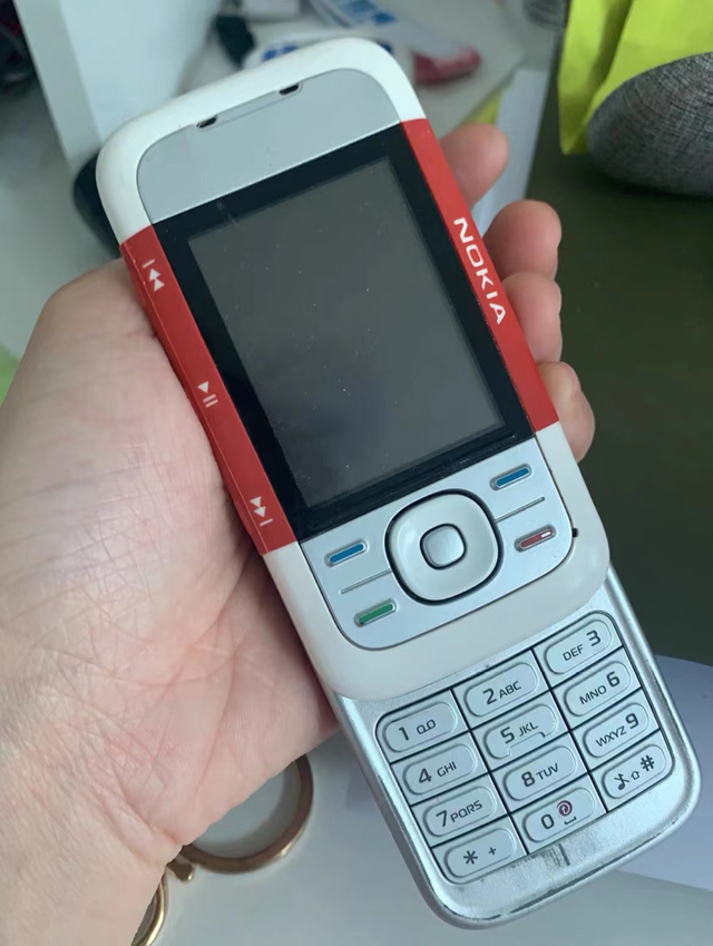 早在2006年,跟着诺基亚5300的发布,良多人都对那款红白相间的手机惊讶