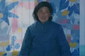 03年宇航员翟志刚结束任务回家，发现母亲病逝，在遗像前失声痛哭图片