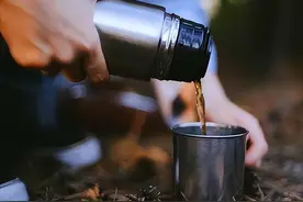“夺命保温杯”屡次遭央视曝光，热水变“毒水”，大家应警惕对待图片