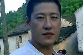 48岁于震：二婚娶小13岁娇妻，婚后连生三胎，现一家五口其乐融融图片