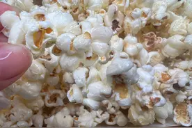 在家也能爆爆米花啦，试试这种做法，普通锅就行，香甜酥脆，好吃图片