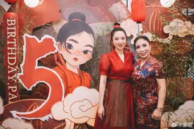 母亲节的仪式感拉满！董璇带母拍故宫写真，小酒窝笑容甜美像公主图片