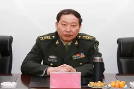 军队编制中的团长与军分区司令到底谁大？图片