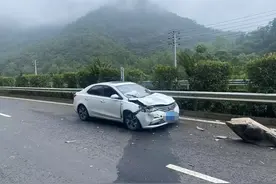 温州一巨石从山上滚落弹起砸中过路汽车，车上两人受轻伤图片