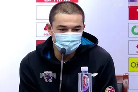 怒了！CBA强队狂输25分主帅怒了，拒绝握手发布会怒喷对手是疯狗图片