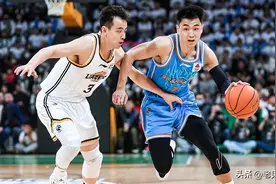 泪目！深夜22:56，高诗岩谈辽篮，3个一揭开-24原因，合影露心机图片