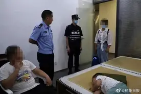4岁胖娃和妈妈走散直接倒地睡觉 找到时还在人家床上睡觉图片