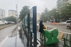 海口市民：公交站遮阳棚拆了近5个月还没装上！交通部门回应→图片