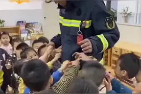 （视频）甜到心坎儿里！山西消防员被萌娃围住猛塞糖图片