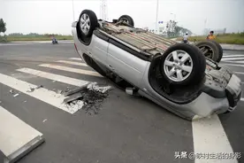 父母遭遇车祸去世，出嫁的女儿回家继承财产时，竟遭到亲戚反对图片