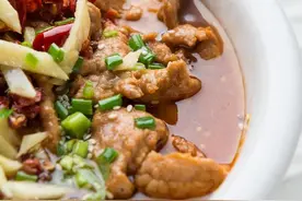 水煮肉片怎么做出“饭店味”？牢记5个技巧，肉嫩菜鲜，麻辣鲜香图片