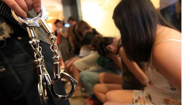 江苏一“鸭店”被捣毁，嫖客竟全是女的，最小嫖客才25岁