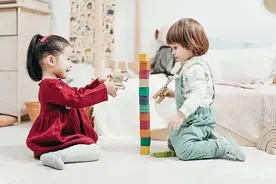 央视又曝“毒童鞋”：伤肾脏、大脑，致性早熟！别再给孩子穿了图片