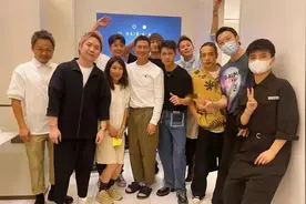 55岁张家辉深圳理发，拖鞋配袜子现身太接地气，1993元发型亮相图片