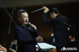 “阎师高徒”唱响北京音乐厅，阎维文：希望小白杨长成参天大树图片