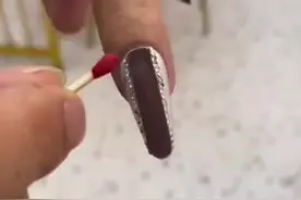 危险！女子做“火柴”美甲还点火惊呆网友图片